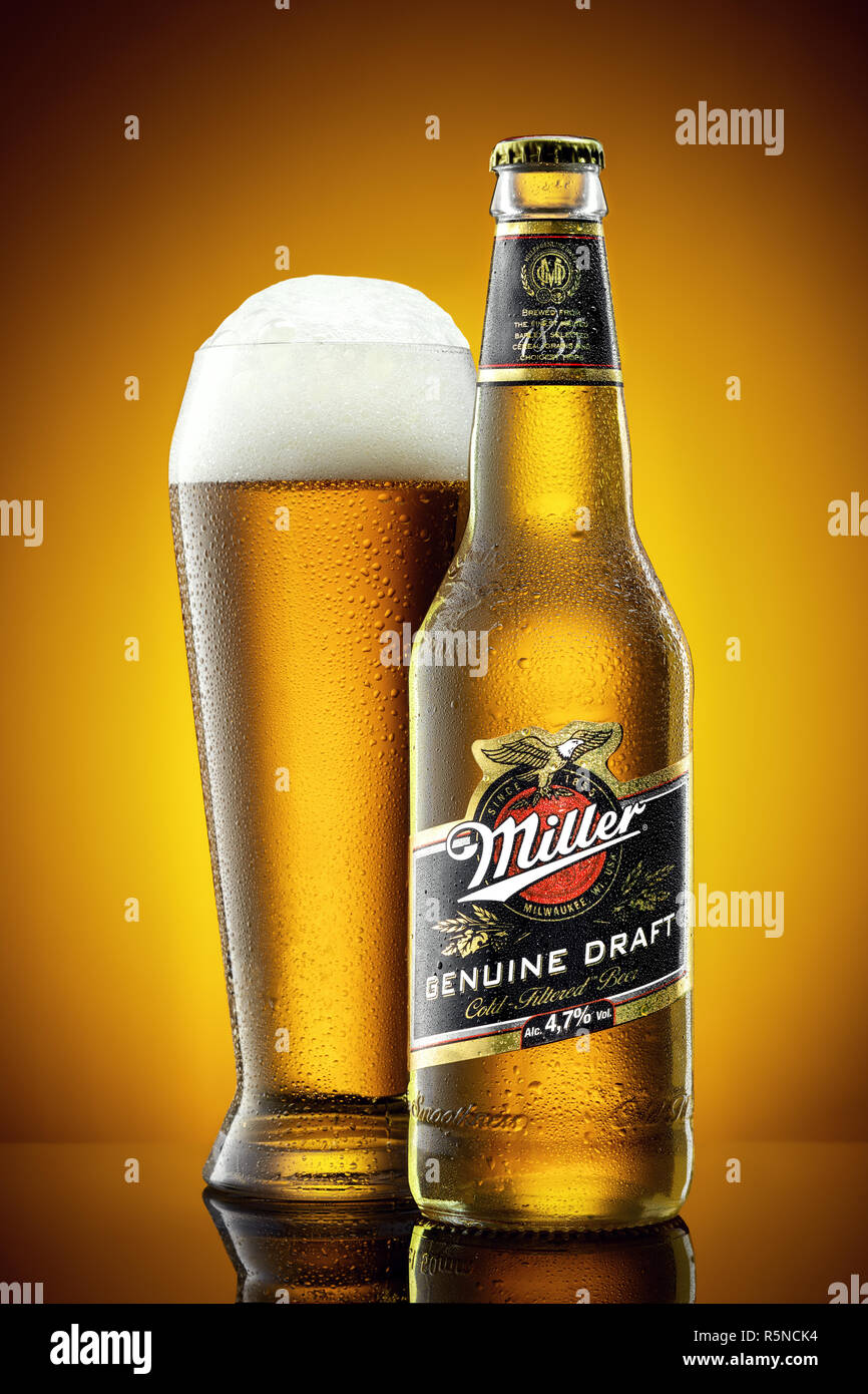 La bière Miller et bouteille en verre givré plein de bière avec de la mousse. Banque D'Images