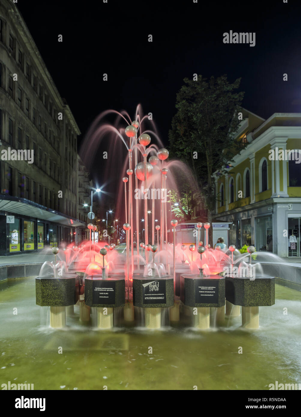 KAUNAS, LITUANIE - Août 01, 2017 : la fontaine dans la rue centrale Laisves aleja. Vue de nuit Banque D'Images