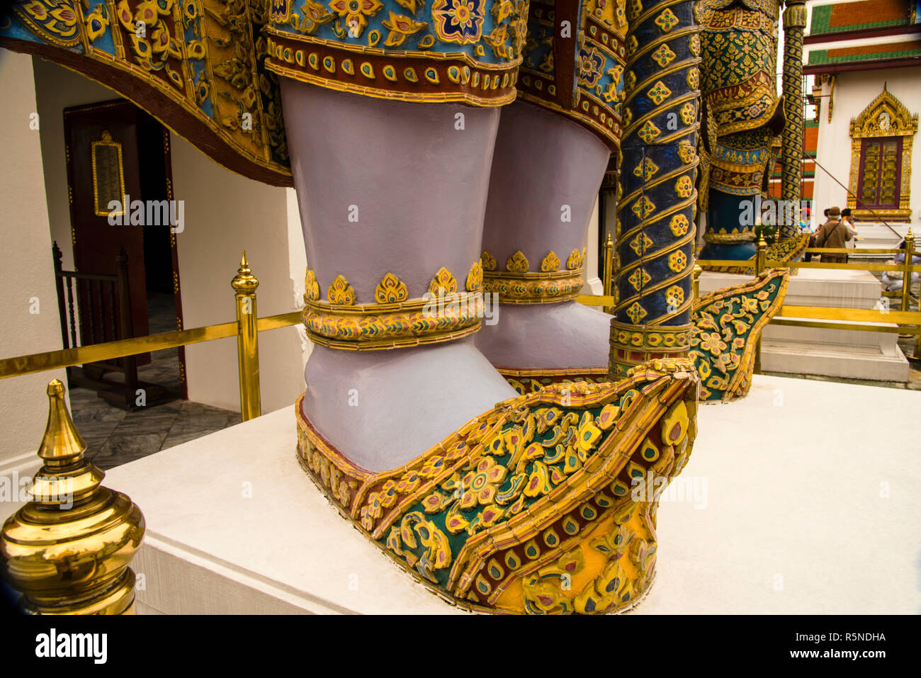 Détails complexes des chaussures mythiques des gardiens de démons géants au Grand Palais de Bangkok, Thaïlande. Banque D'Images