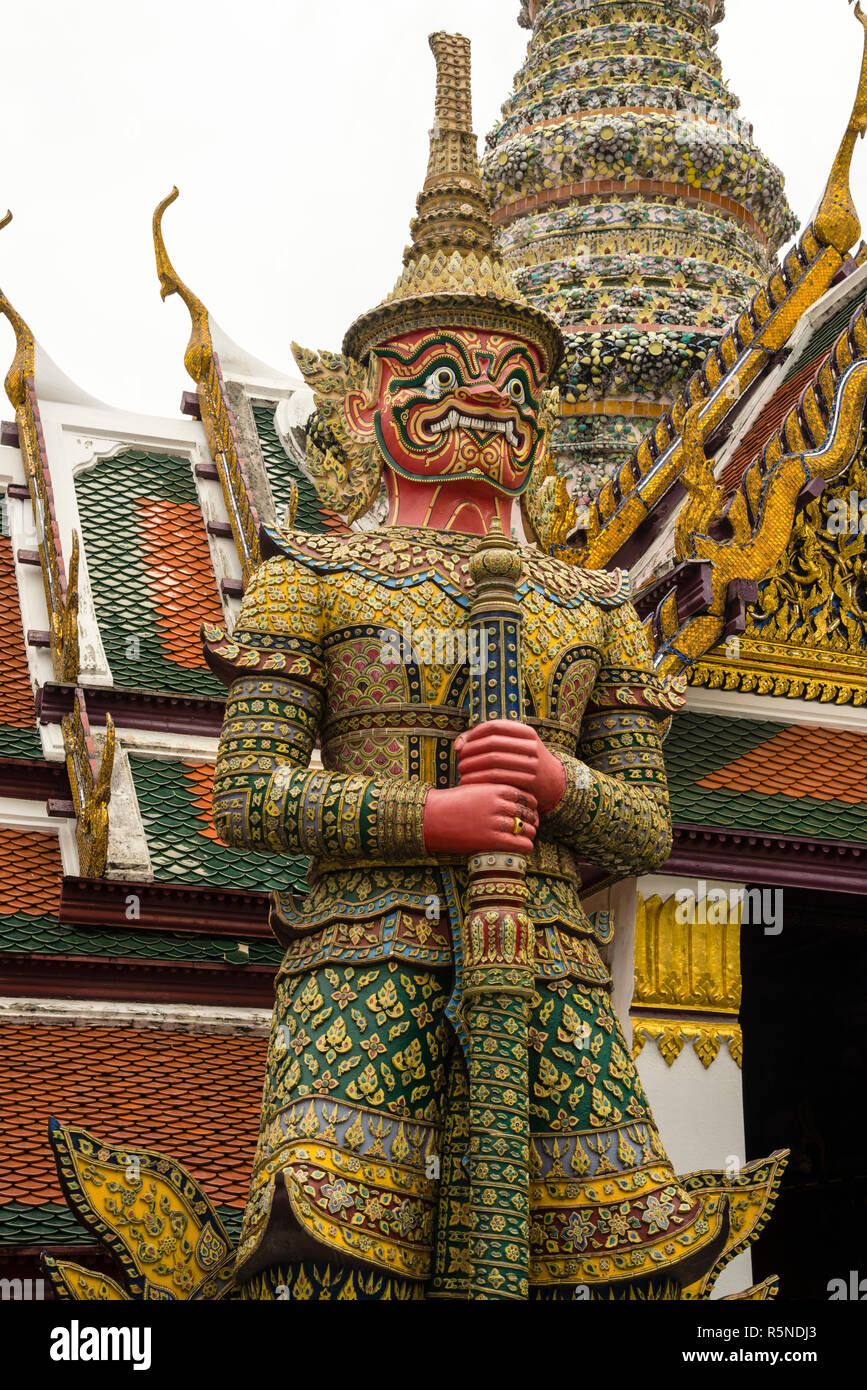 Les figures mythiques géantes de yaksha ou de gardien de démon protègent contre les mauvais esprits au Grand Palais de Bangkok, en Thaïlande. Banque D'Images