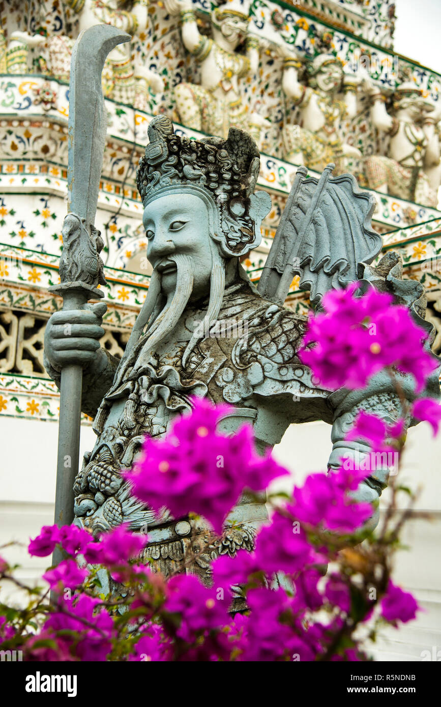 Statue de guerrier chinois au complexe du temple Wat Arun à Bangkok, Thaïlande. Banque D'Images