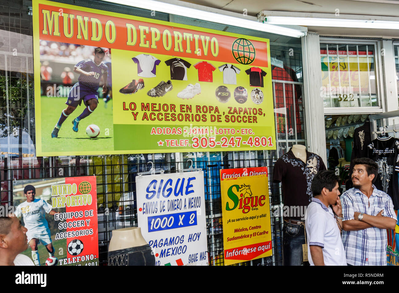 Miami Florida,Homestead,petite entreprise,hispanique,magasin,magasins,entreprises,district,publicité,fenêtre publicitaire,articles de sport,vêtements,chaussures,chaussures,soce Banque D'Images