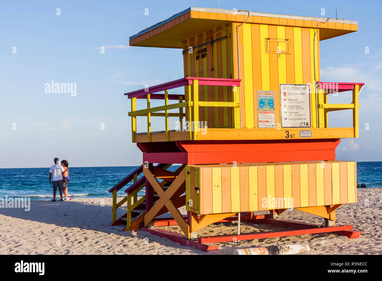 Miami Beach Floride, sable, rivage, public, plages de plage, stand de sauveteurs, station, bande, adultes homme hommes hommes, femme femme femme dame, couple, bright col Banque D'Images