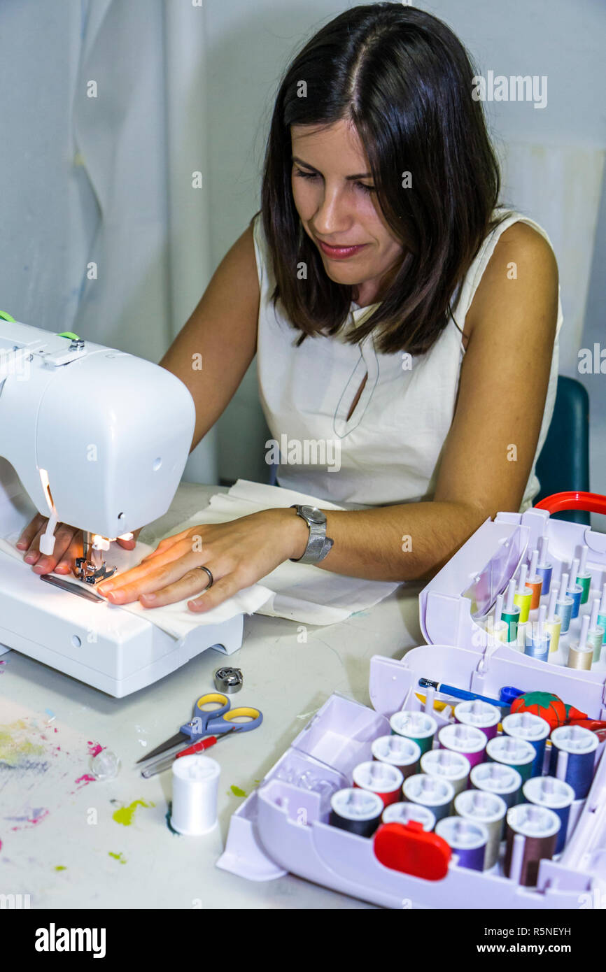 Miami Beach Florida,Lincoln Road Mall,ArtCenter SouthFlorida,classe de couture,art,éducation des adultes,passe-temps,machine à coudre,bobines de fil,femme hispanique Banque D'Images
