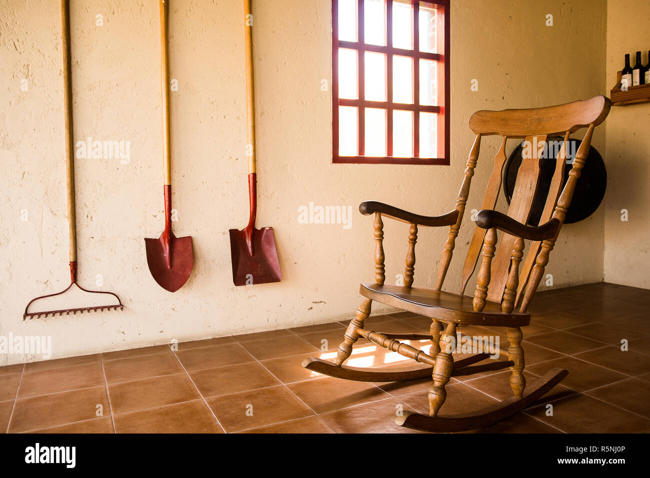 Rocking chair en bois maison d'un agriculteur Banque D'Images