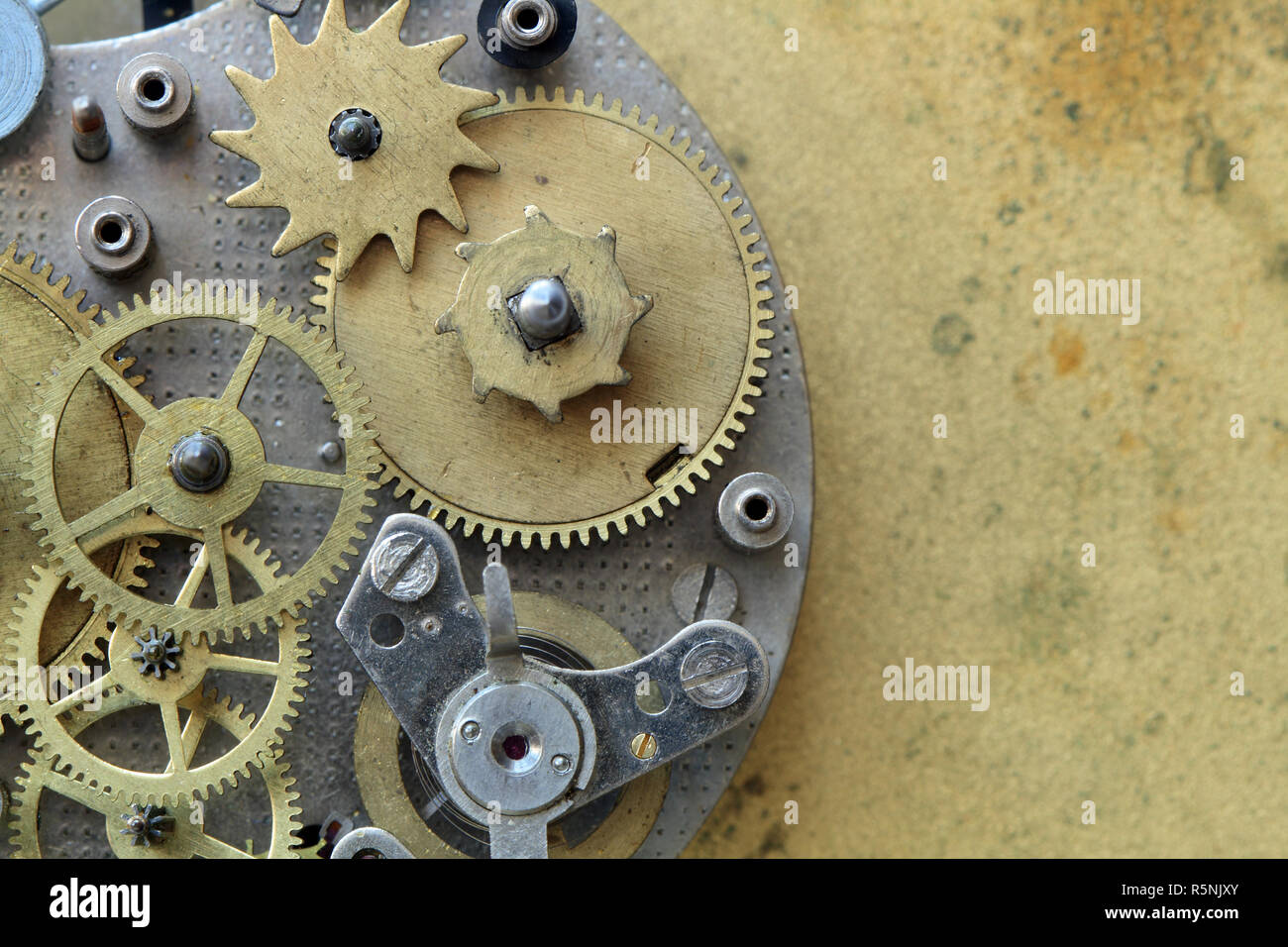 Closeup of old metal horloge sur fond de laiton jaune Banque D'Images