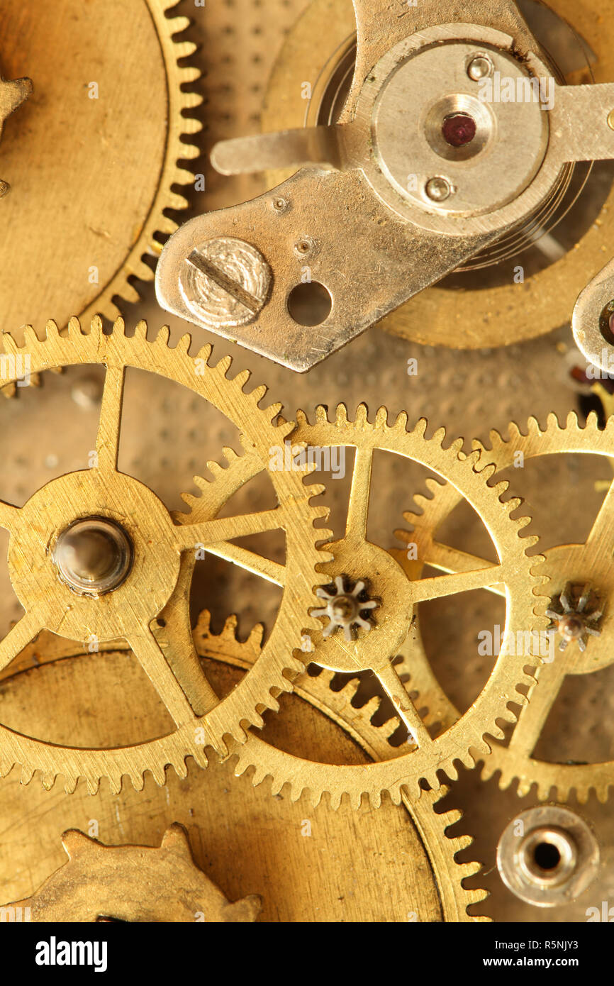 Gros plan du mécanisme de l'horloge en laiton vintage. Contexte conceptuel Banque D'Images