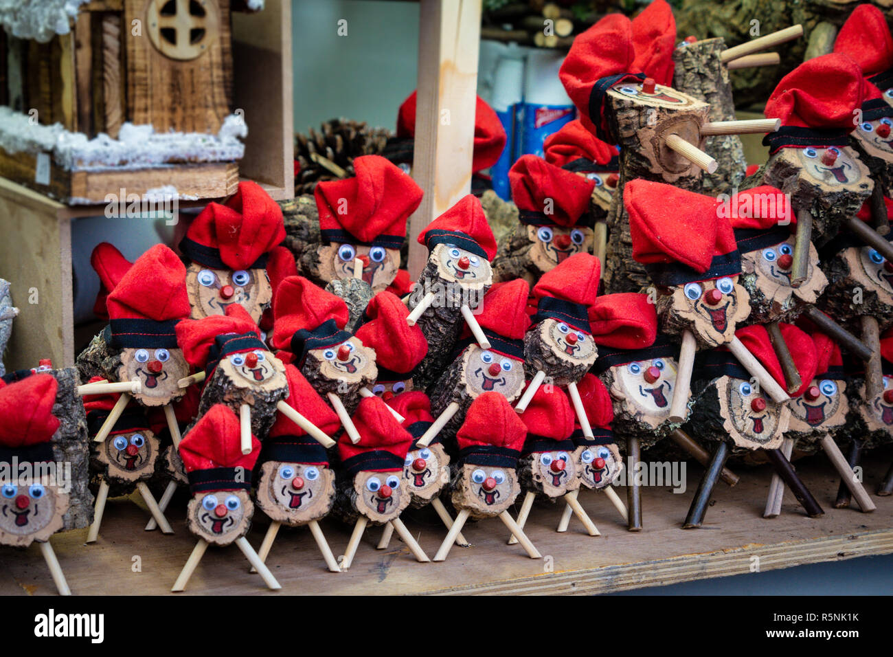 Tio fait main de nadal, un caractère typique de Noël de la Catalogne, en Espagne, en vente dans un marché de Noël Banque D'Images