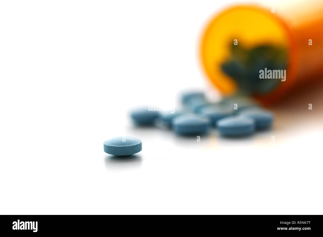 Comprimés éparpillés sur la table de la Banque D'Images