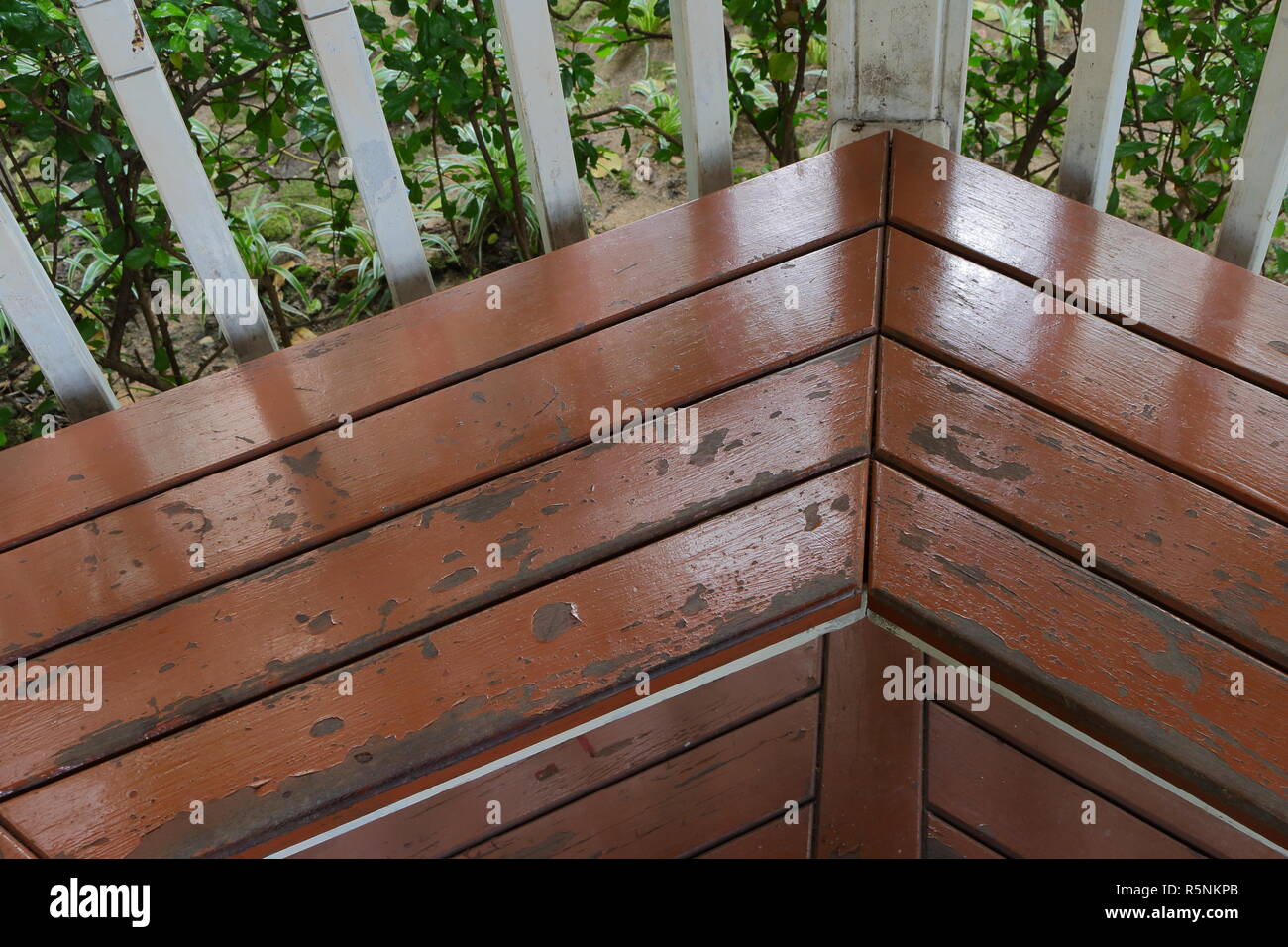 Vue de dessus gros plan du vieux banc en bois dans jardin vide Banque D'Images