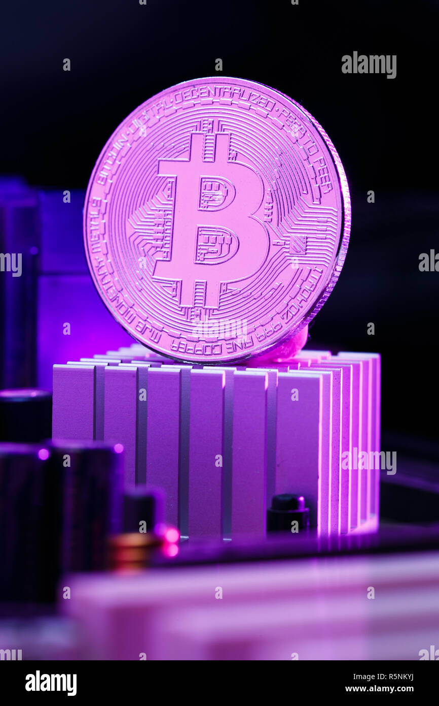 Bitcoin et processeur d'image sur fond rose Banque D'Images