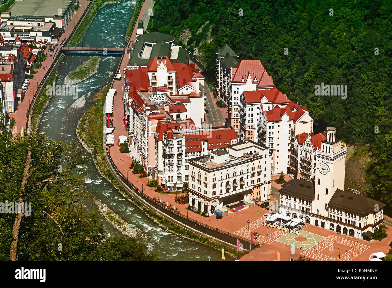 Resort confortable dans les montagnes. La vue du sommet. Banque D'Images