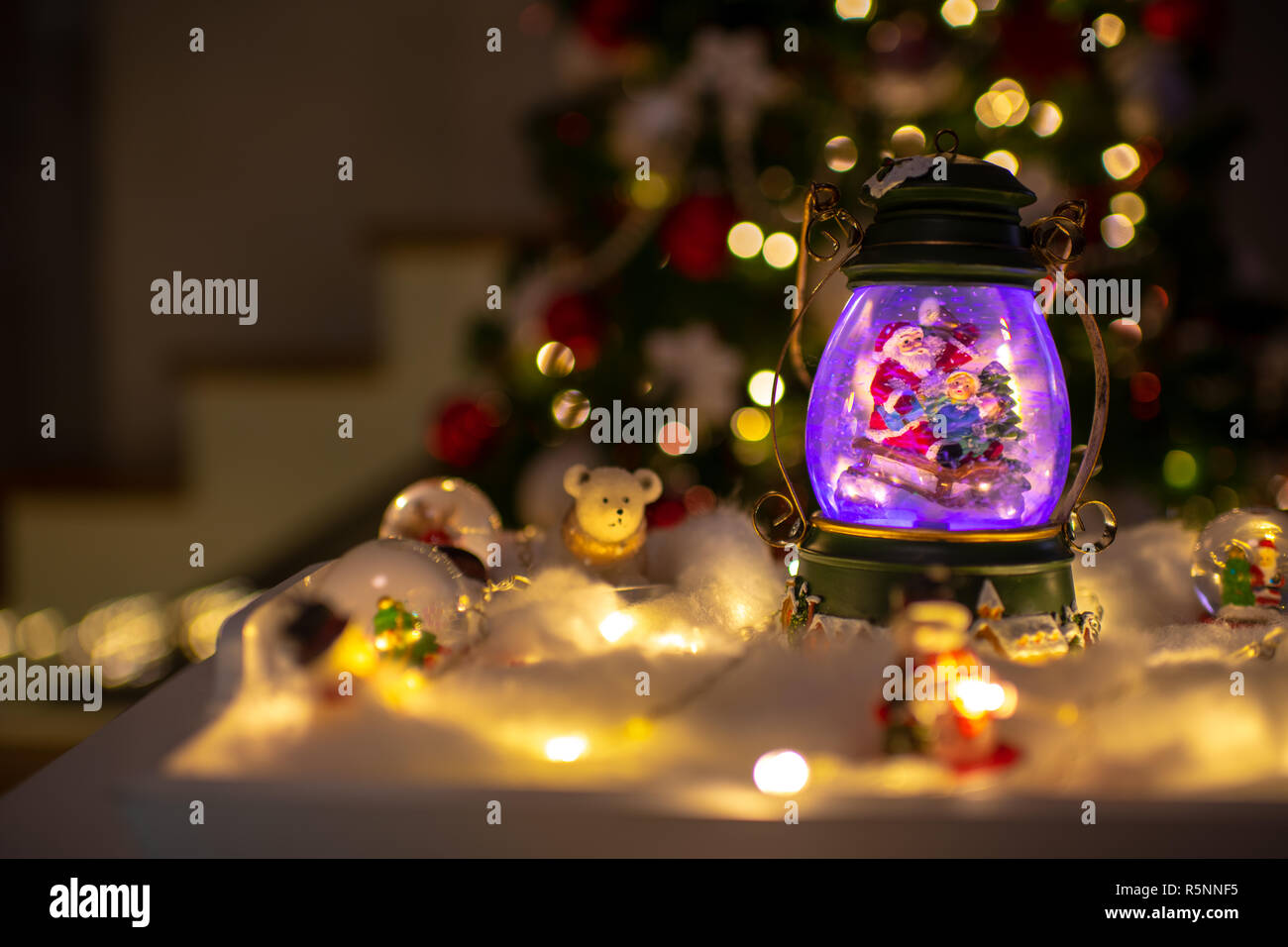 Décoration de Noël, Snow Dome, globe avec décoration de table, Santaclaus avec traîneau sur scène d'hiver enfant, arbre de Noël avec des lumières dans Banque D'Images