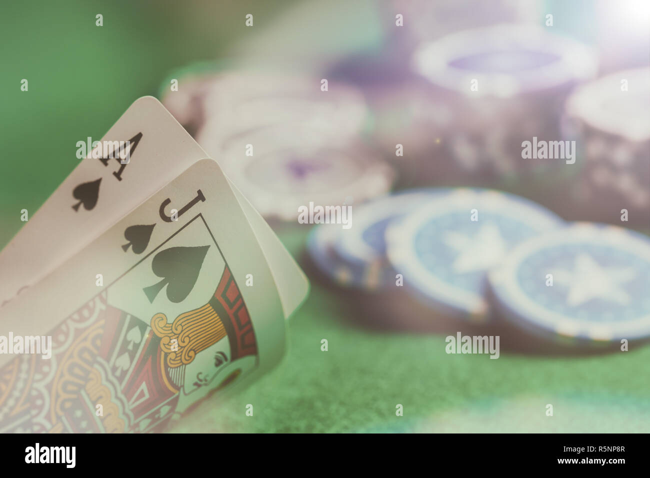 Jeu Casino, concept. Le blackjack et le poker jetons sur feutre vert abstract background Banque D'Images