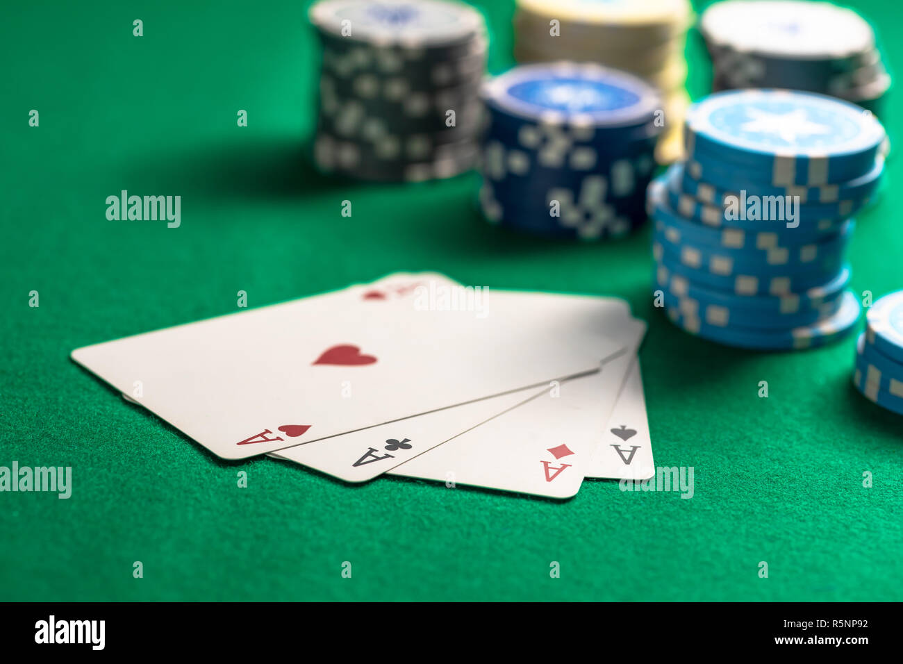 Jeu Casino, concept. Quatre as et des jetons de poker sur feutre vert contexte Banque D'Images