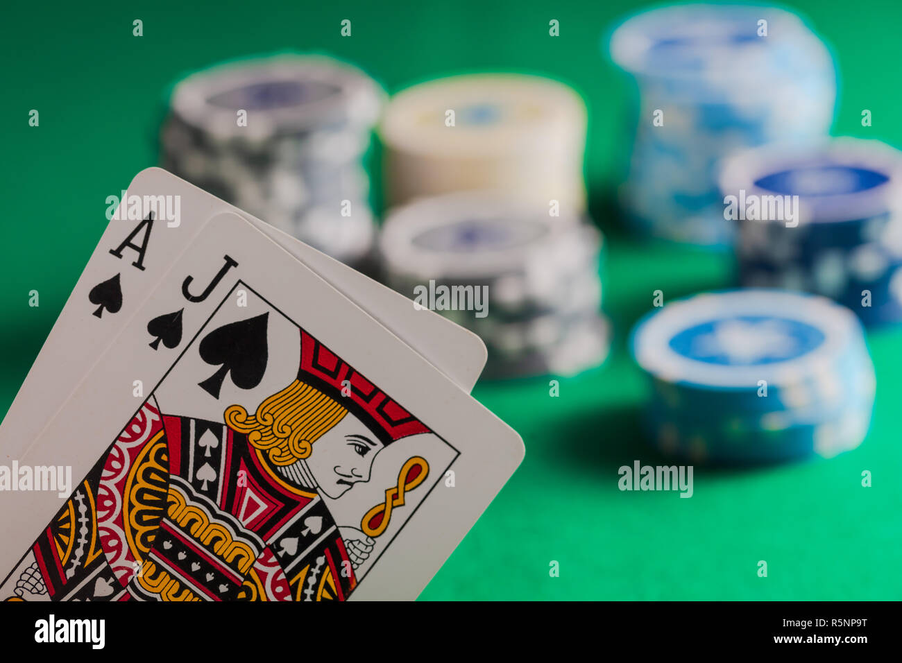 Jeu Casino, concept. Le blackjack et le poker jetons sur feutre vert arrière-plan flou Banque D'Images