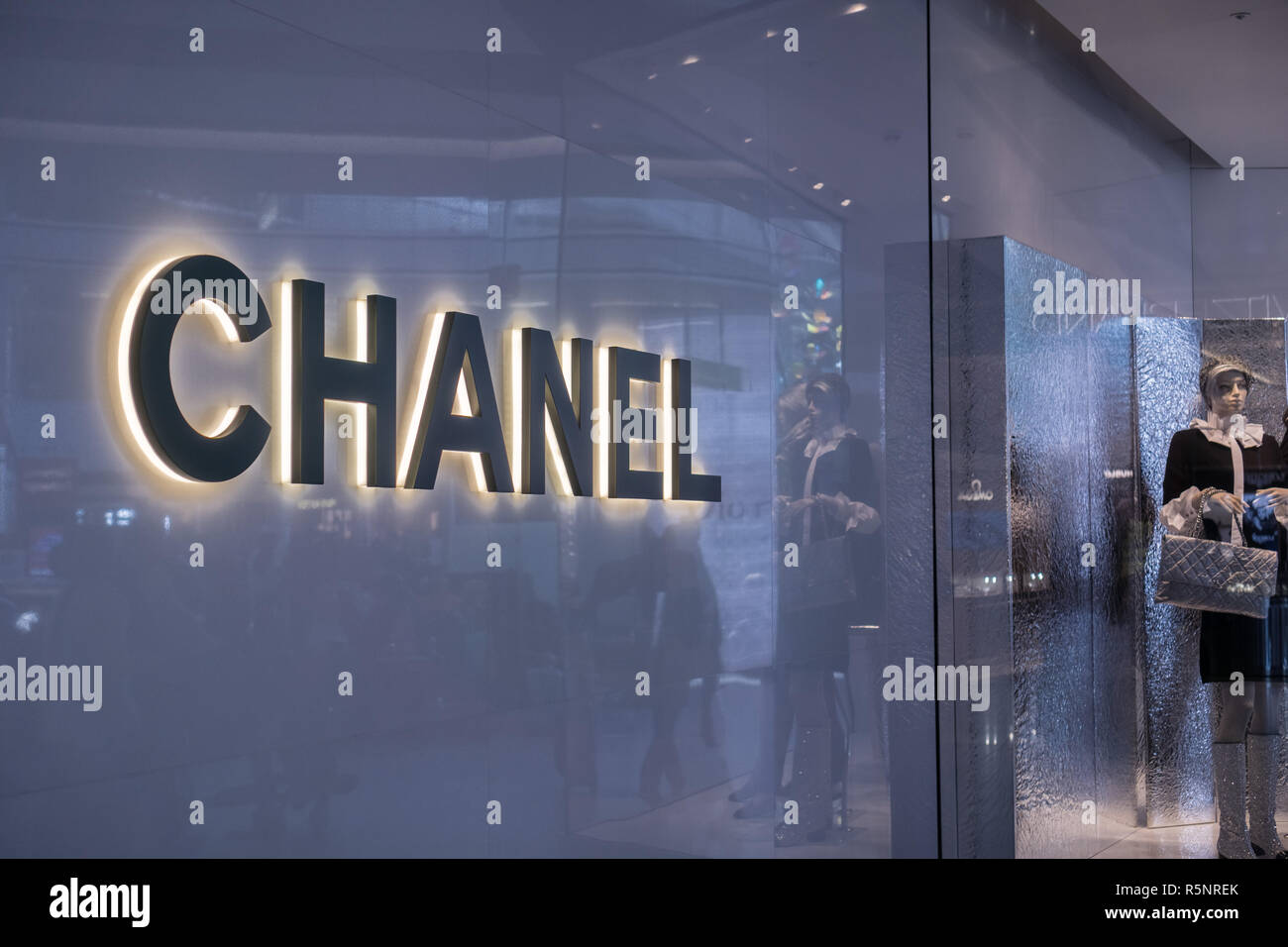 Le 24 septembre, 2017 Londres/UK - logo Chanel à l'entrée du magasin à l'aéroport d'Heathrow Banque D'Images