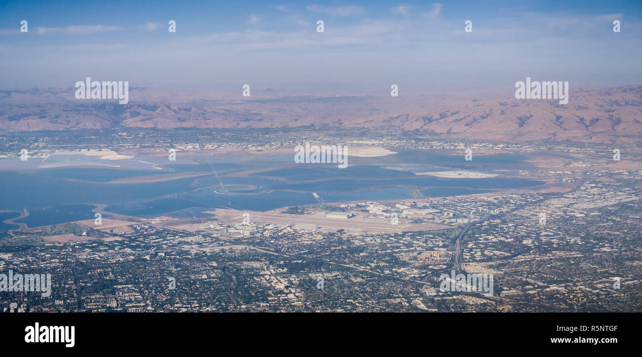 Vue aérienne de la ville de South San Francisco bay (sur la montagne, Sunnyvale, Milpitas), Silicon Valley, Californie Banque D'Images