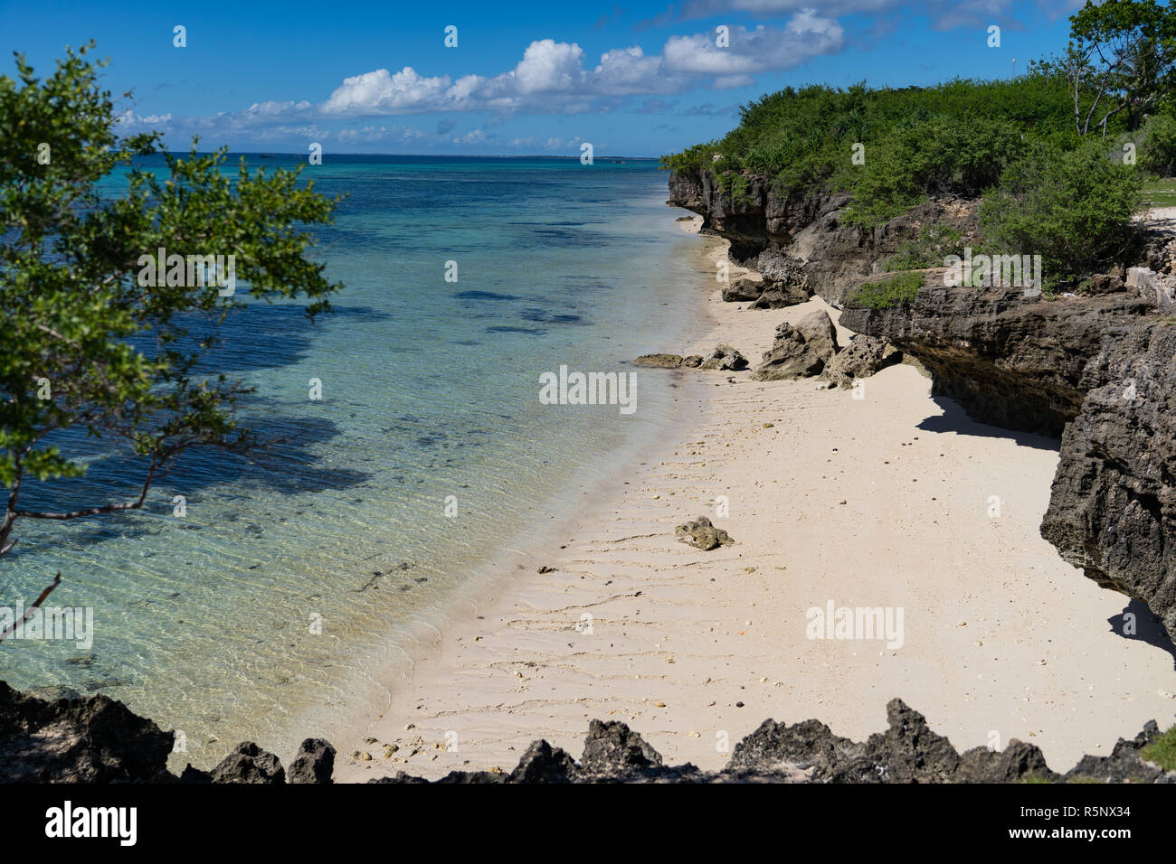 Promontoire rocheux avec blanc plage vierge ci-dessous,Daanbantayan, Cebu Philippines, Banque D'Images