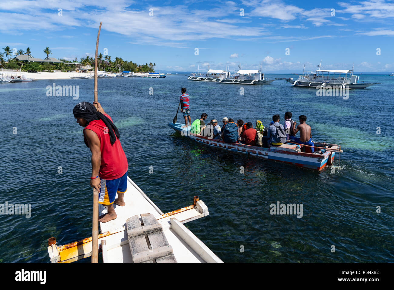 Les touristes en visite à Malapascua Island de Cebu transfert d'un gros bateau pour un plus petit pour atteindre l'île. Banque D'Images