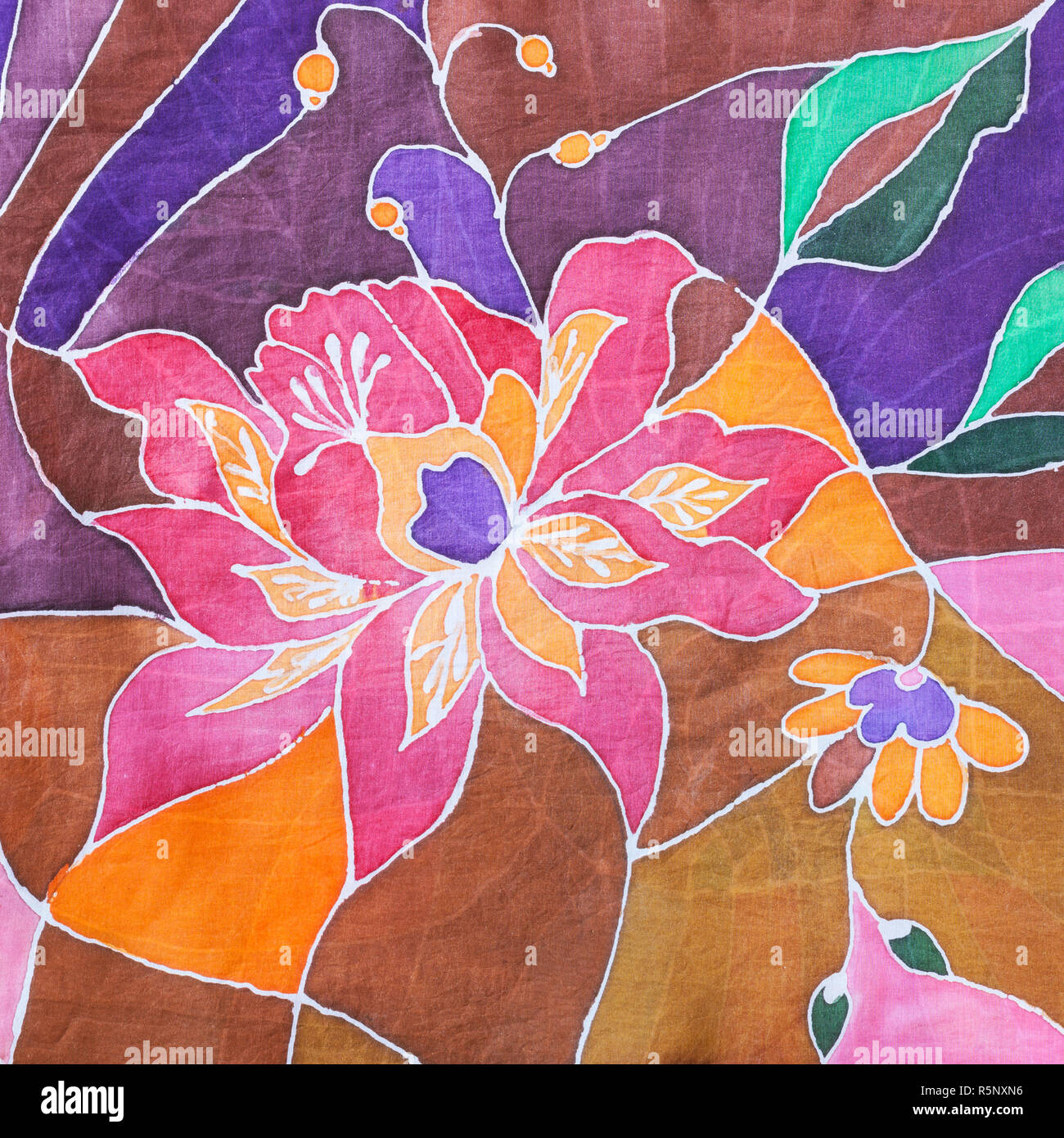 Fleur stylisée peinte à la main sur soie foulard batik Banque D'Images