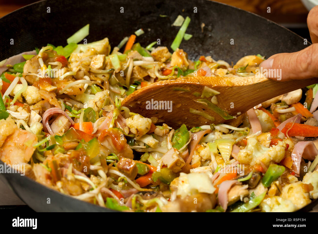 Légumes sautés avec du poulet, porc, jambon et crevettes Préparation : cuire les légumes et viandes dans un wok Banque D'Images