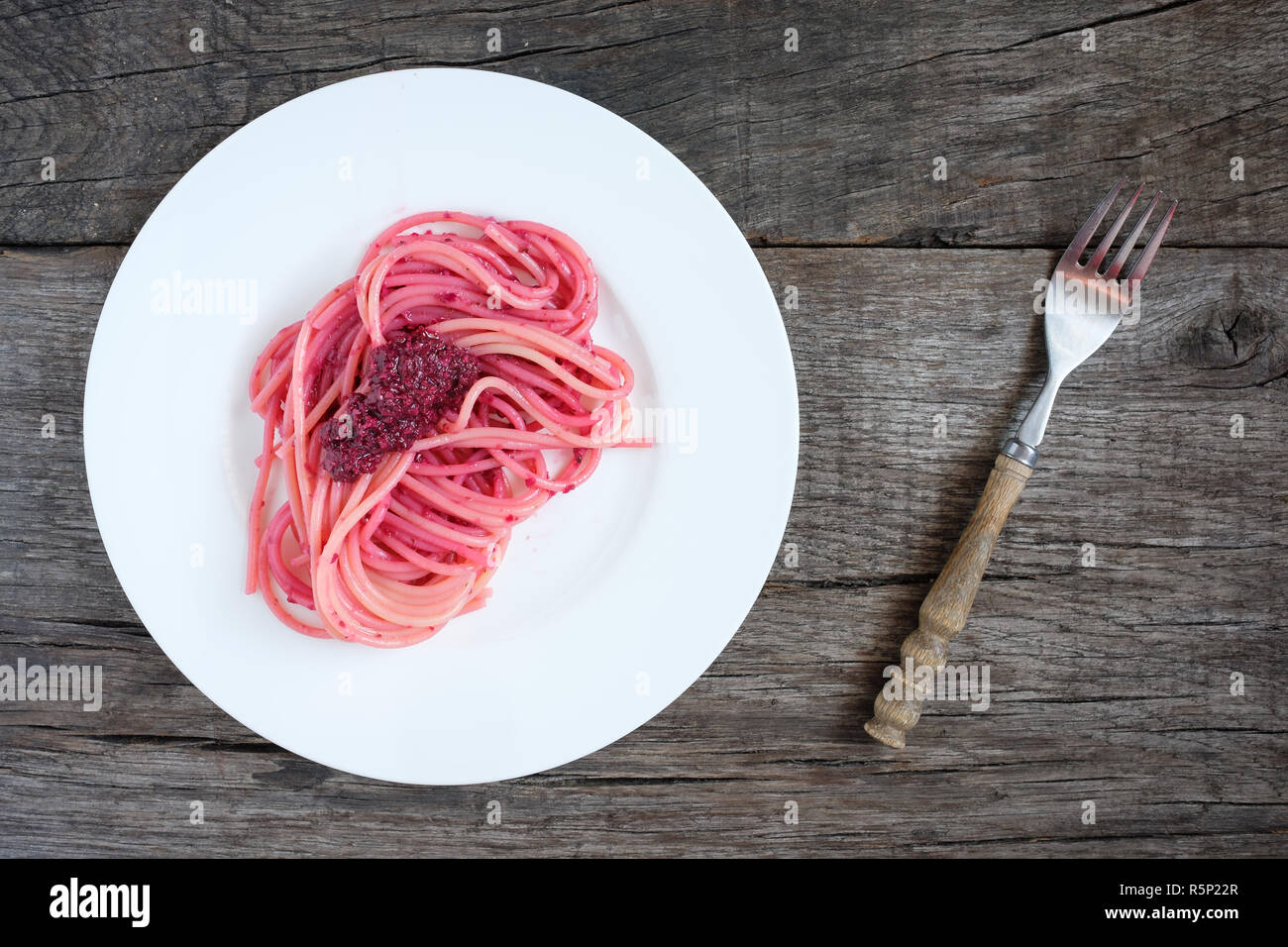 Spaghetti au pesto de betterave violet Banque D'Images