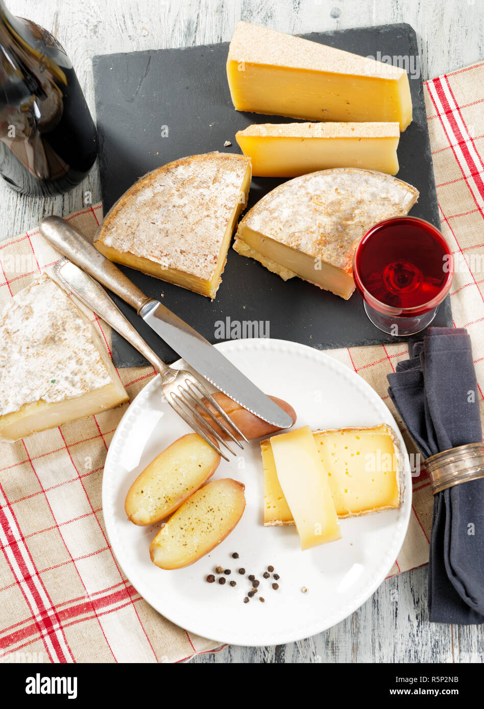 Différents fromages français avec un verre de vin Banque D'Images