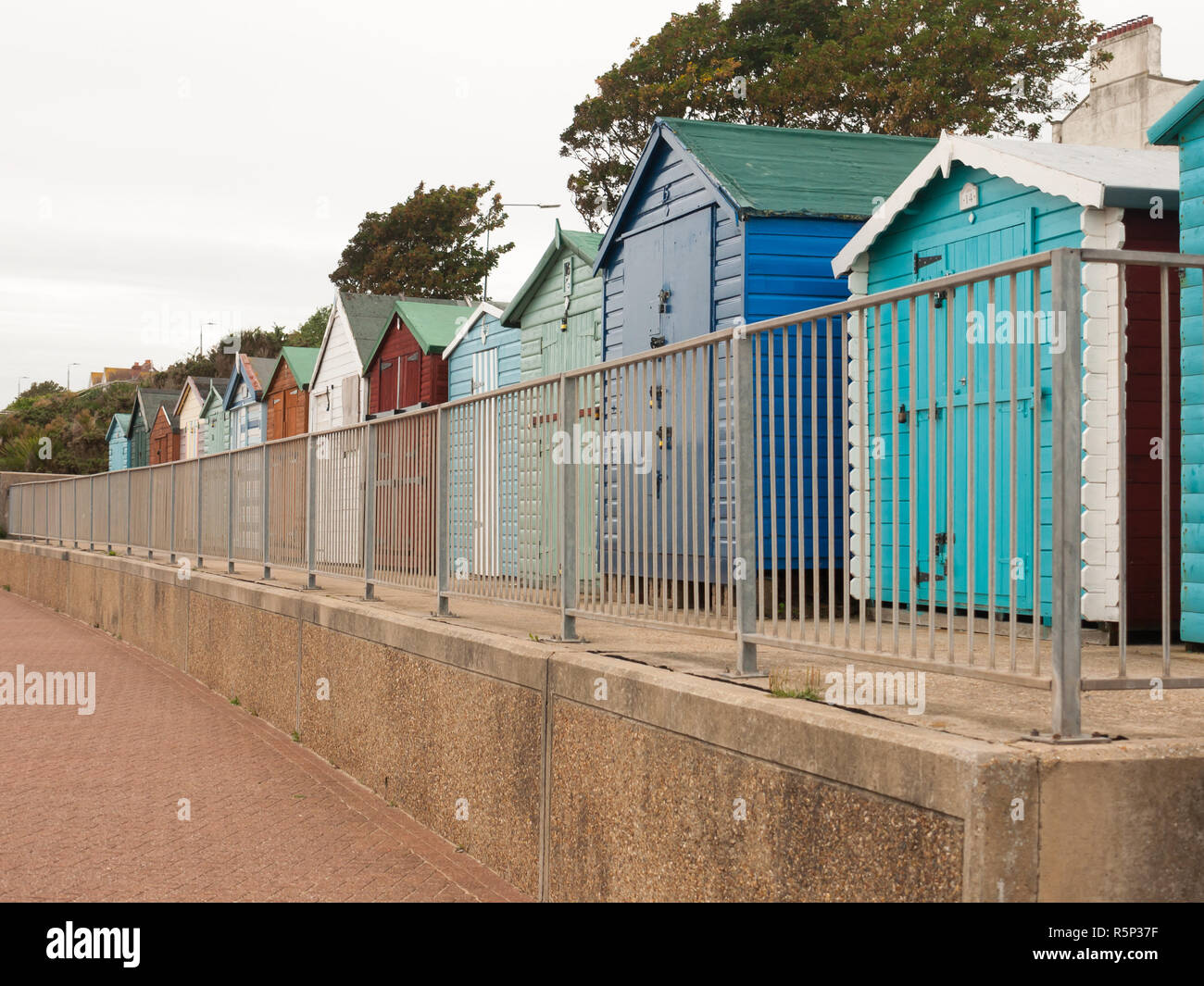 Une belle rangée de cabines de plage avec clôture devant vers le bas dans l'avenue Dovercourt harwich Banque D'Images