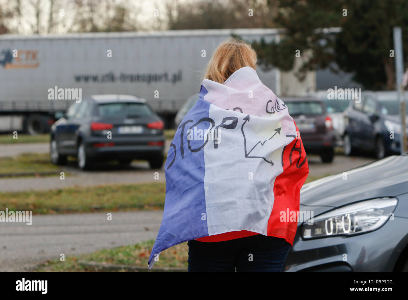 Lauterbourg, France. 06Th Nov, 2018. Un manifestant porte un drapeau français sur ses épaules. Autour de 100 militants français gilet jaune a protesté contre l'Allemand Français de passage frontalier à Lauterbourg contre le gouvernement français et l'augmentation de la taxe sur les carburants. Ils étaient secondés par environ 30 militants de l'extrême droite allemande Women's Alliance Kandel. Ils faisaient partie des plus gros mouvement de protestation gilet jaune en France. Crédit : Michael Debets/Pacific Press/Alamy Live News Banque D'Images