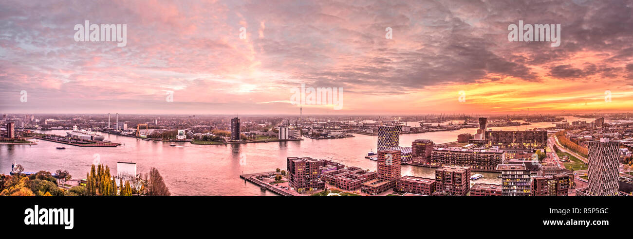 Rotterdam, Pays-Bas, le 12 novembre 2018 : ciel coucher de soleil spectaculaire sur la rivière Nieuwe Maas et le port et les zones résidentielles adjacentes Banque D'Images