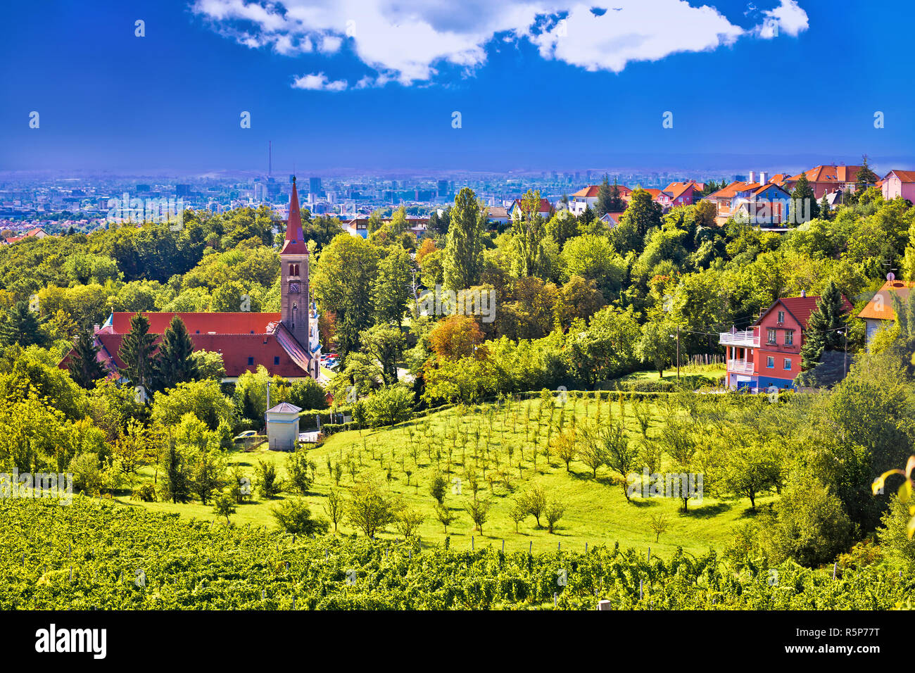 L'église le colline verte au-dessus de la capitale croate Zagreb Banque D'Images