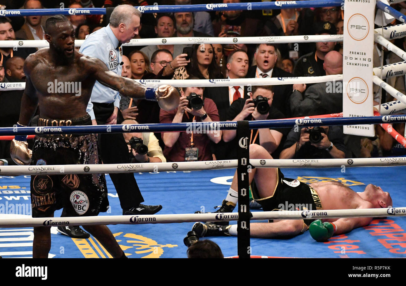 Los Angeles, Californie, USA. 1er décembre 2018. (En couleur les lignes) Deontay Wilder renverse Tyson Fury une 2ème fois dans l'année à 12 l'agrafe Centre samedi. La lutte a été tracée entre les deux combattants de la notation des juges . Los Angeles, CA. Dec 1, 2018.Photo par Gene Blevins/ZumaPress Crédit : Gene Blevins/ZUMA/Alamy Fil Live News Crédit : ZUMA Press, Inc./Alamy Live News Banque D'Images