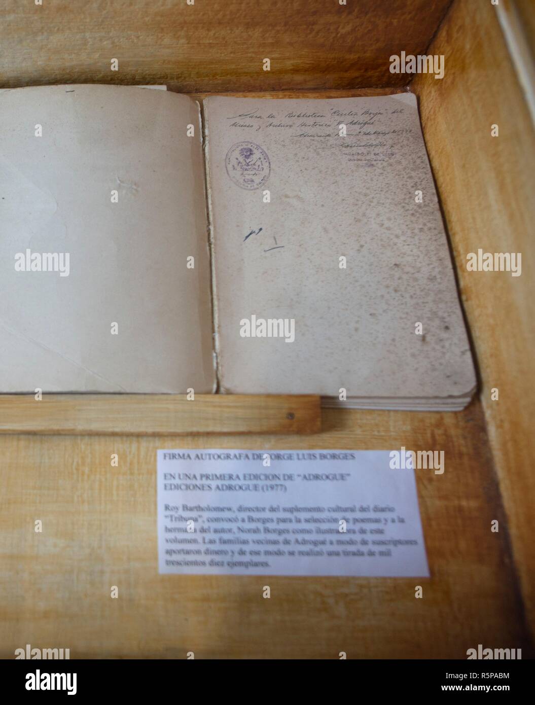 (181202) -- BUENOS AIRES, 2 décembre 2018 (Xinhua) -- Photo prise le 16 novembre 2018 l'écriture montre de Jorge Luis Borges sur son livre dans le Jorge Luis Borges International Foundation à Adrogué, 26 km de la capitale argentine Buenos Aires. La légende littéraire Jorge Luis Borges est considéré comme le plus grand écrivain de l'Argentine et une figure de la littérature du xxe siècle, mieux connu pour poétique, puzzle-comme des histoires courtes qui explorent un monde de rêves, de la philosophie et de la religion. Il a utilisé des allusions chinois tels que le rêve de papillon le philosophe Tchouang Tseu et le grand mur dans ses oeuvres. Et Banque D'Images