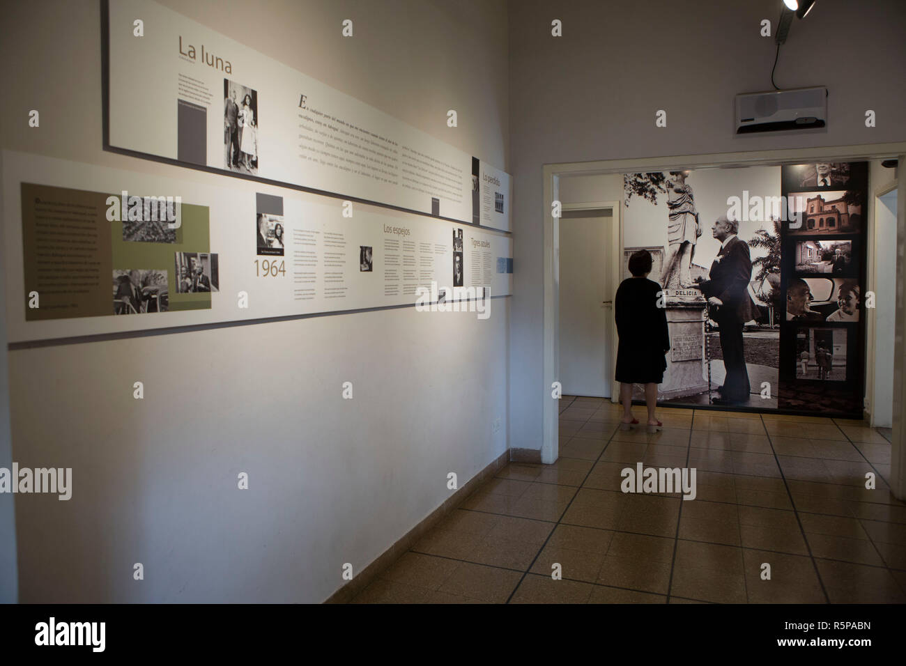 (181202) -- BUENOS AIRES, 2 décembre 2018 (Xinhua) -- une femme visite l'Jorge Luis Borges International Foundation à Adrogué, 26 km de la capitale argentine Buenos Aires, le 16 novembre 2018. La légende littéraire Jorge Luis Borges est considéré comme le plus grand écrivain de l'Argentine et une figure de la littérature du xxe siècle, mieux connu pour poétique, puzzle-comme des histoires courtes qui explorent un monde de rêves, de la philosophie et de la religion. Il a utilisé des allusions chinois tels que le rêve de papillon le philosophe Tchouang Tseu et le grand mur dans ses oeuvres. Et il avait en effet un aspect peinture chinoise canne dans sa p Banque D'Images
