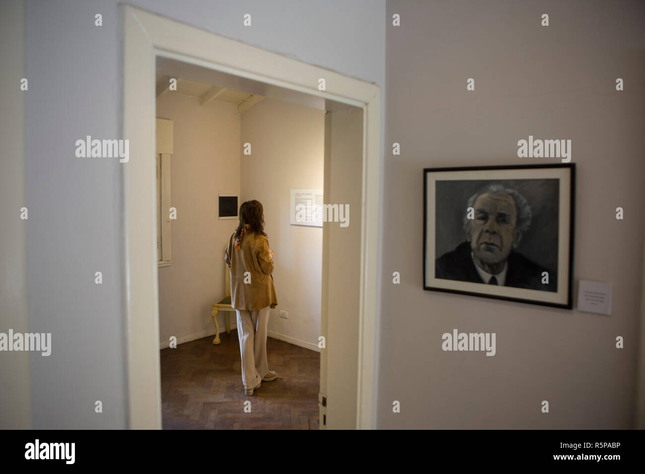 (181202) -- BUENOS AIRES, 2 décembre 2018 (Xinhua) -- une femme visite l'Jorge Luis Borges International Foundation à Adrogué, 26 km de la capitale argentine Buenos Aires, le 16 novembre, 2018. La légende littéraire Jorge Luis Borges est considéré comme le plus grand écrivain de l'Argentine et une figure de la littérature du xxe siècle, mieux connu pour poétique, puzzle-comme des histoires courtes qui explorent un monde de rêves, de la philosophie et de la religion. Il a utilisé des allusions chinois tels que le rêve de papillon le philosophe Tchouang Tseu et le grand mur dans ses oeuvres. Et il avait en effet un aspect de la peinture chinoise en canne hi Banque D'Images