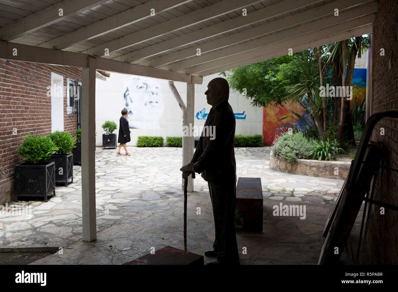 (181202) -- BUENOS AIRES, 2 décembre 2018 (Xinhua) -- une femme visite l'Jorge Luis Borges International Foundation à Adrogué, 26 km de la capitale argentine Buenos Aires, le 16 novembre, 2018. La légende littéraire Jorge Luis Borges est considéré comme le plus grand écrivain de l'Argentine et une figure de la littérature du xxe siècle, mieux connu pour poétique, puzzle-comme des histoires courtes qui explorent un monde de rêves, de la philosophie et de la religion. Il a utilisé des allusions chinois tels que le rêve de papillon le philosophe Tchouang Tseu et le grand mur dans ses oeuvres. Et il avait en effet un aspect de la peinture chinoise en canne hi Banque D'Images