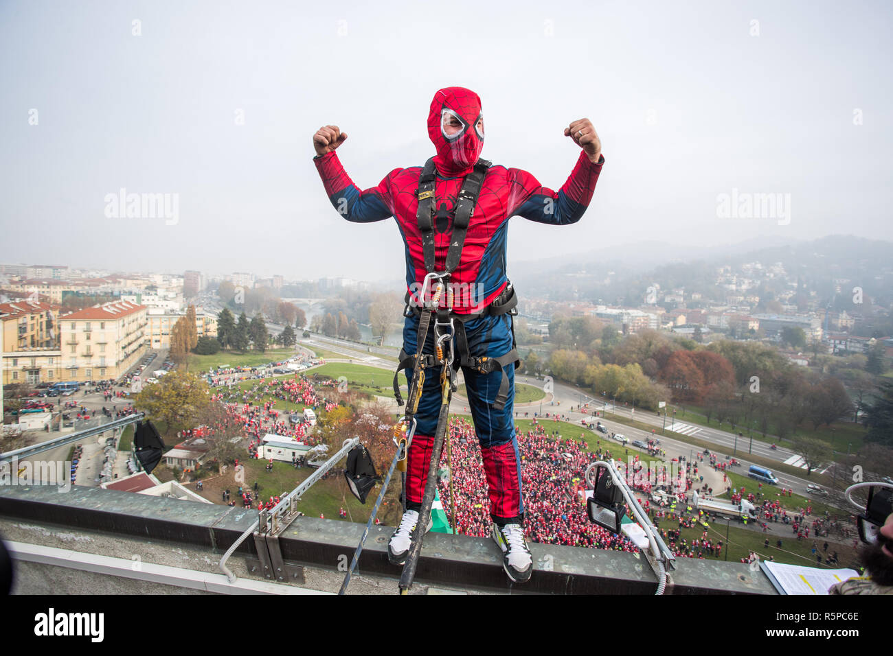 Foto LaPresse - Mauro Ujetto 0212 Torino 2018 ( Italia) Cronaca Raduno dei Babbo Natale un Torino a favore dei bambini al ricoverati Regina Margherita. Nella foto : Je supereroi tr calano sulle pareti del Regina Margherita par salutare i bambini ricoverati - Mauro Ujetto LaPresse Photo 02-12-2018 Torino (Italie) Santa Claus event pour l'hôpital des enfants. Banque D'Images