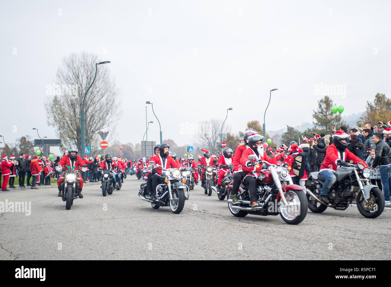 Foto LaPresse - Mauro Ujetto 0212 Torino 2018 ( Italia) Cronaca Raduno dei Babbo Natale un Torino a favore dei bambini al ricoverati Regina Margherita. Nella foto : Babbi Natale motociclisti LaPresse - Mauro Ujetto Photo 02-12-2018 Torino (Italie) Santa Claus event pour l'hôpital des enfants. Banque D'Images