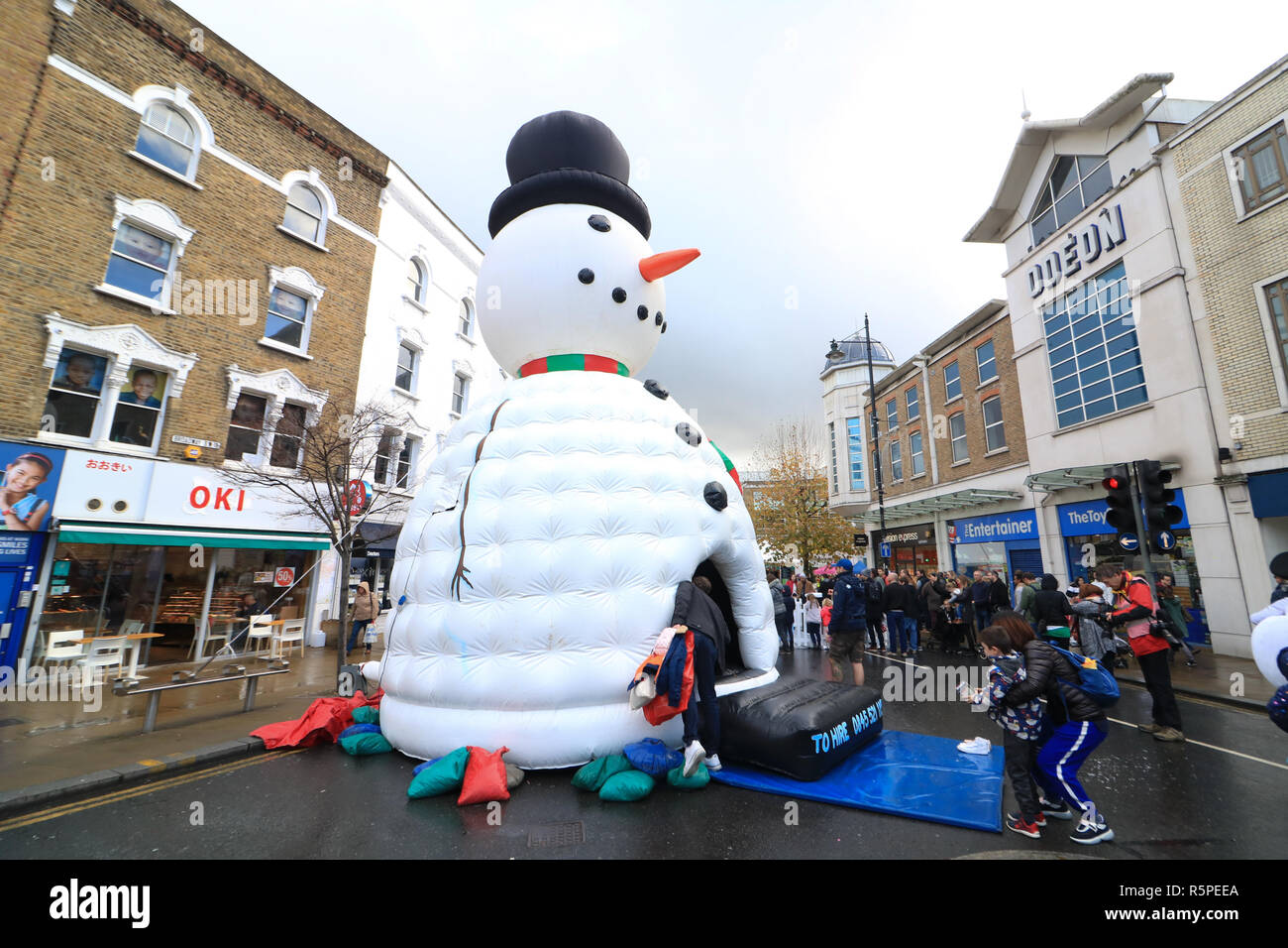 London UK. 2 décembre 2018.Un bonhomme gonflable géant est érigé dans le centre-ville de Wimbledon que le Broadway est bloqué à la circulation des piétons pour créer une atmosphère de Noël Banque D'Images