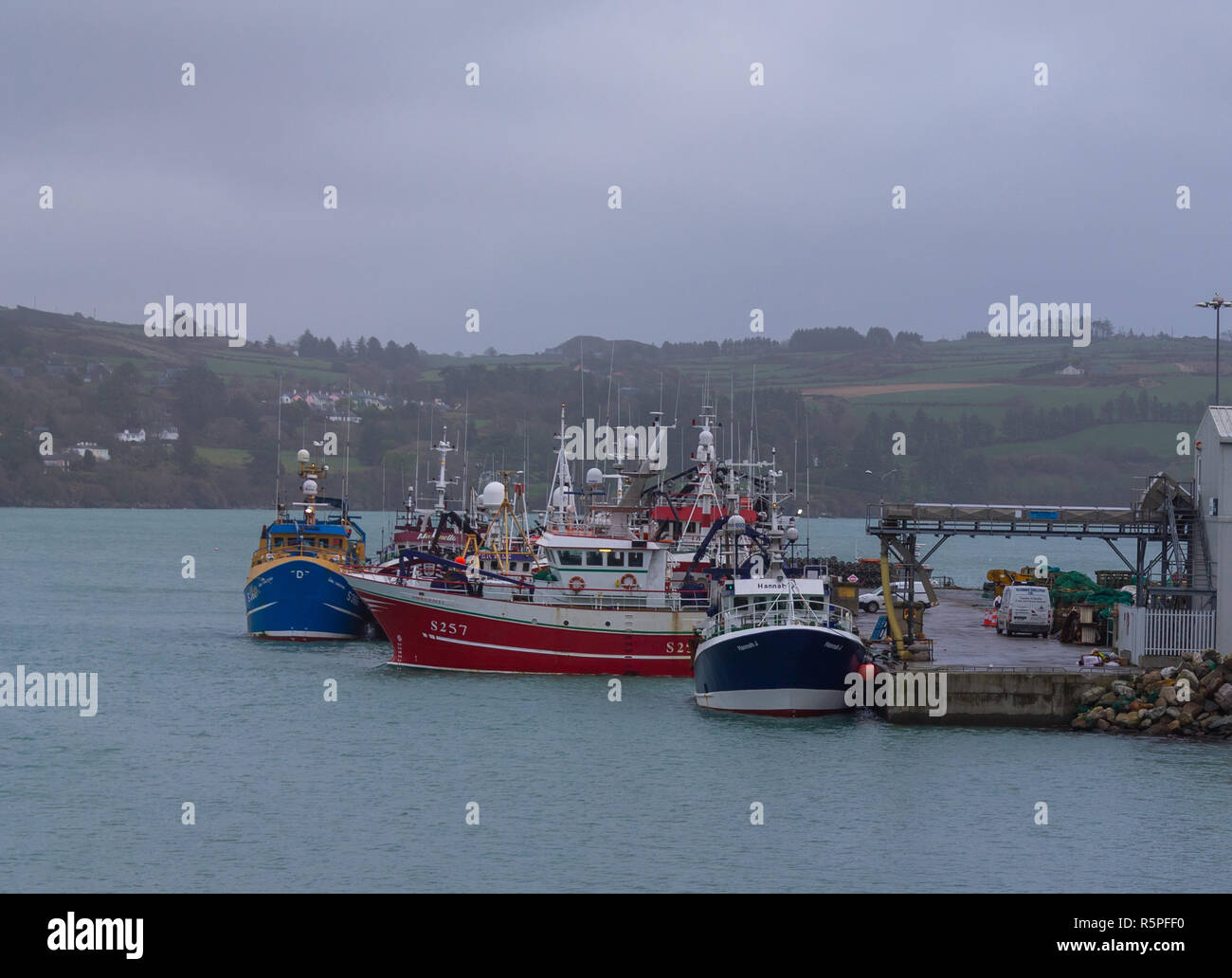 Union Hall, West Cork, Irlande, 02 décembre 2018. La flotte de pêche de l'Union Hall qui s'est tenue aux côtés de l'abri après les récentes tempêtes au volant d'énormes mers était enfin prêt à prendre la mer aujourd'hui que le temps améliorée avec juste des vents légers et des conditions. Credit : aphperspective/Alamy Live News Banque D'Images