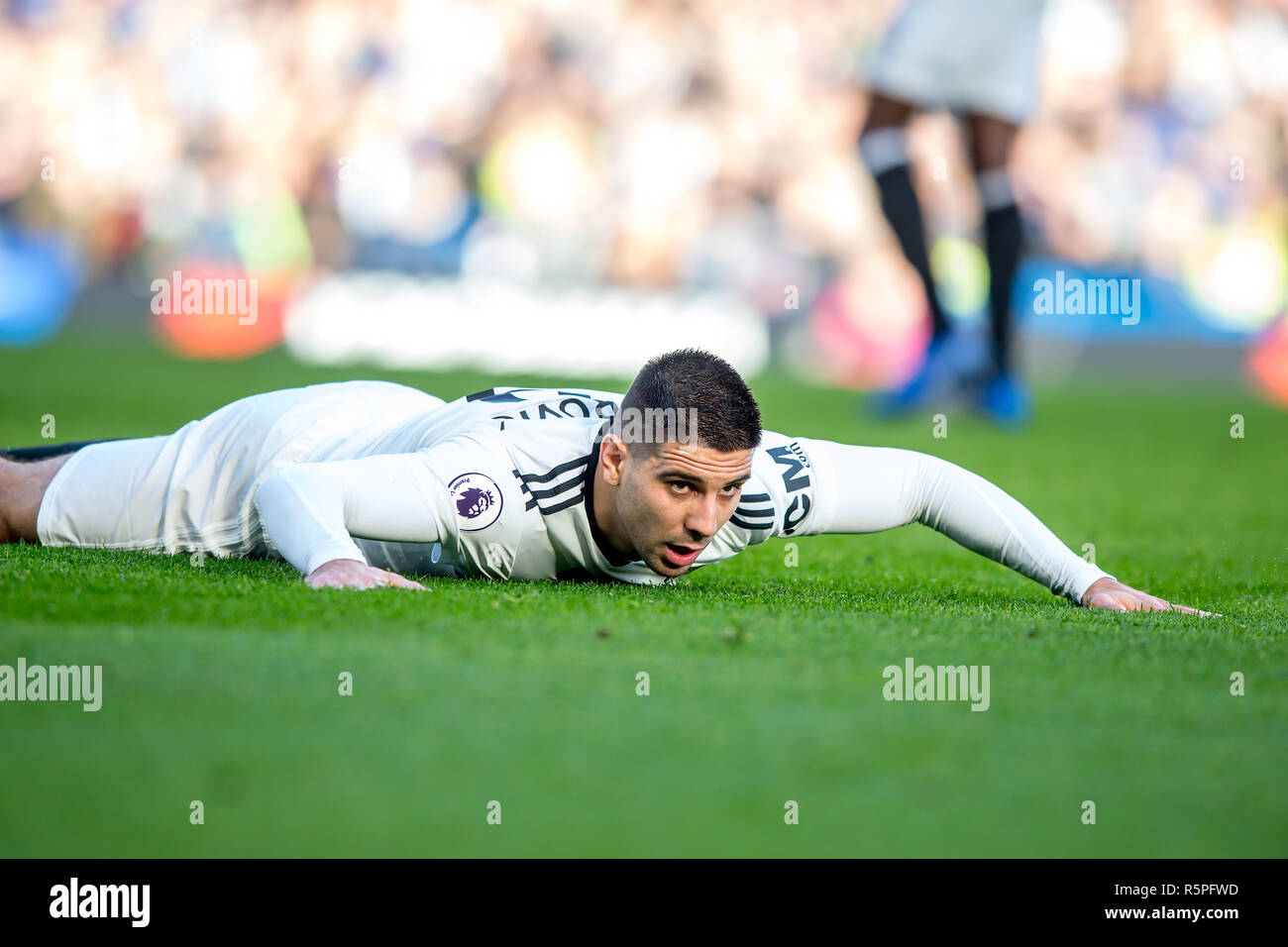 Londres, Royaume-Uni. 2 décembre 2018. Aleksandar Mitrovic de Fulham se trouve sur le terrain au cours de la Premier League match entre Chelsea et Fulham à Stamford Bridge, Londres, Angleterre le 2 décembre 2018. Photo par Salvio Calabrese. Usage éditorial uniquement, licence requise pour un usage commercial. Aucune utilisation de pari, de jeux ou d'un seul club/ligue/dvd publications. Credit : THX Images/Alamy Live News Banque D'Images
