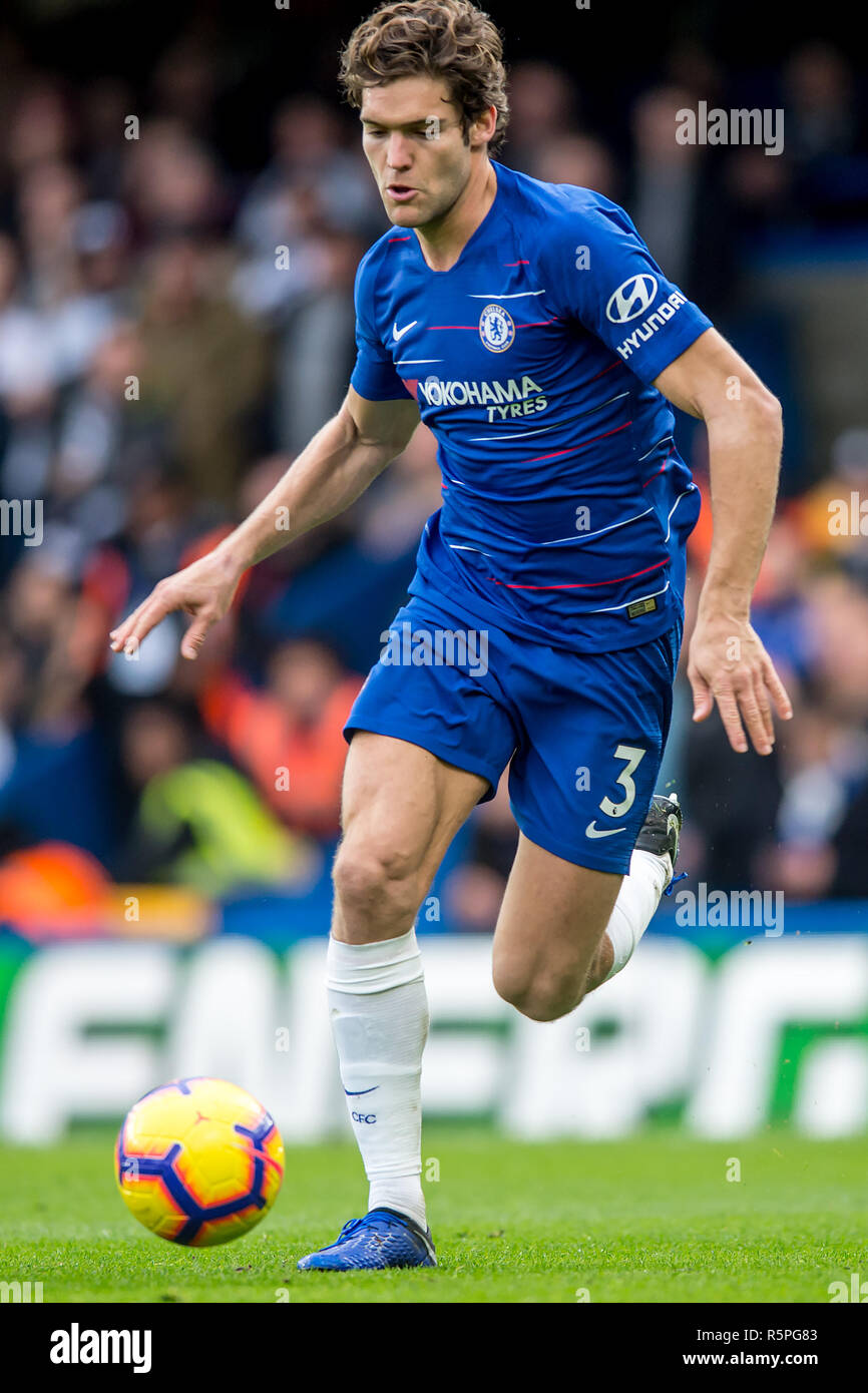 Londres, Royaume-Uni. 2 décembre 2018. Marcos Alonso de Chelsea s'exécute avec le ballon au cours de la Premier League match entre Chelsea et Fulham à Stamford Bridge, Londres, Angleterre le 2 décembre 2018. Photo par Salvio Calabrese. Usage éditorial uniquement, licence requise pour un usage commercial. Aucune utilisation de pari, de jeux ou d'un seul club/ligue/dvd publications. Credit : THX Images/Alamy Live News Banque D'Images