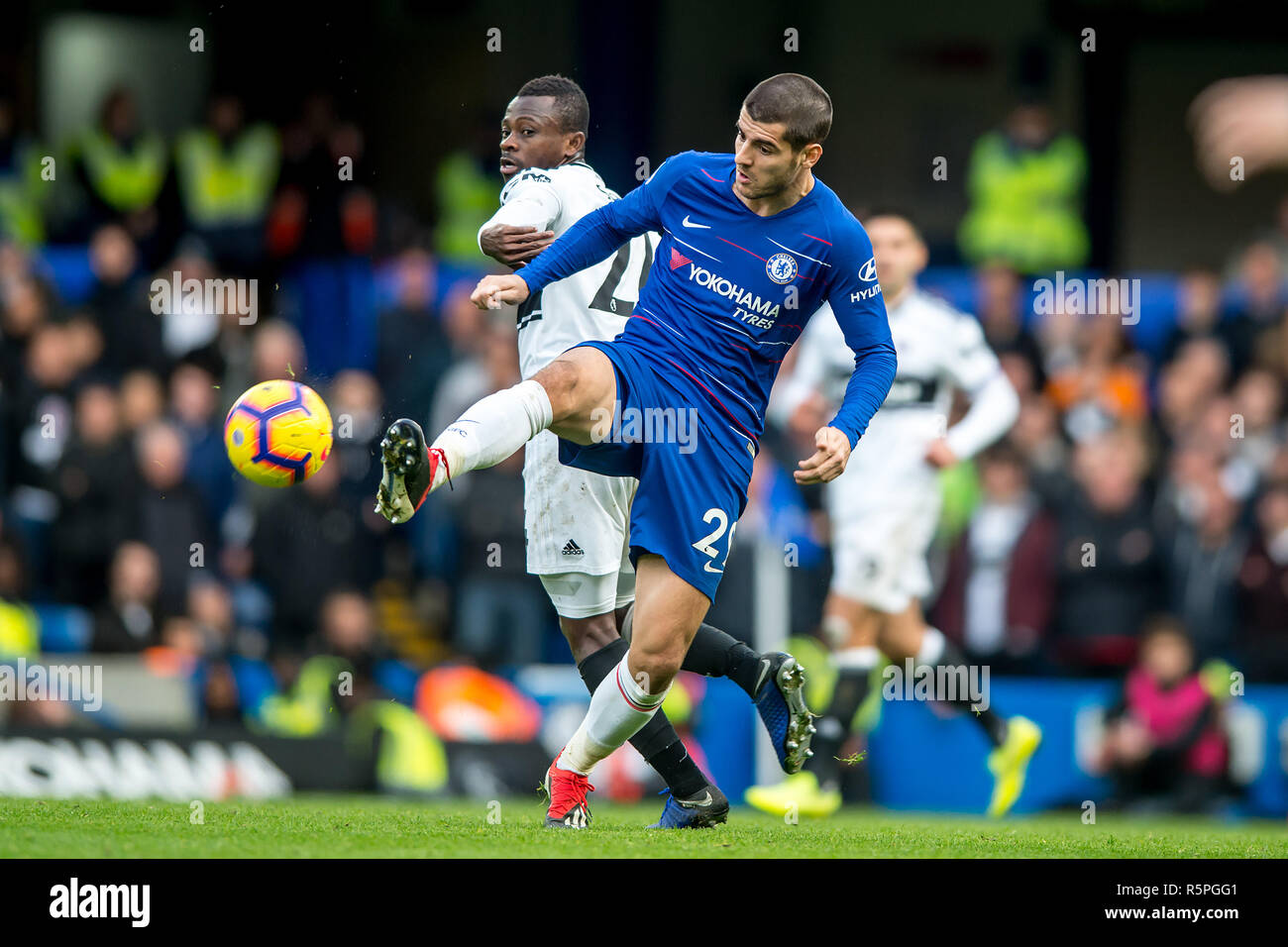 Londres, Royaume-Uni. 2 décembre 2018. Álvaro Morata de Chelsea et Jean Michaël Seri de Fulham lors de la Premier League match entre Chelsea et Fulham à Stamford Bridge, Londres, Angleterre le 2 décembre 2018. Photo par Salvio Calabrese. Credit : THX Images/Alamy Live News Banque D'Images