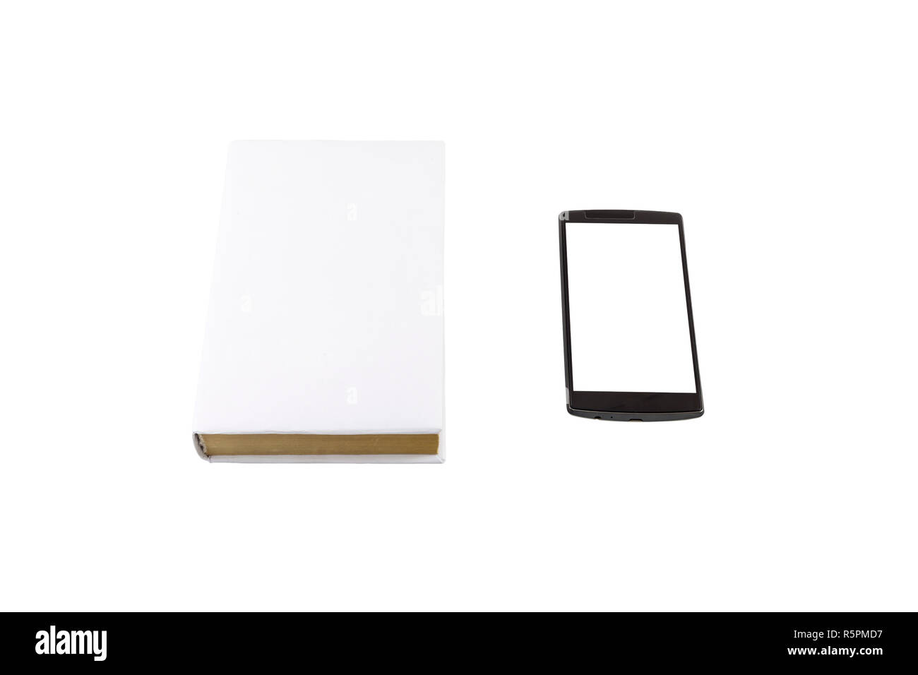 Smartphone et un livre isolé sur blanc. Nouveau par rapport aux vieux concept. Banque D'Images