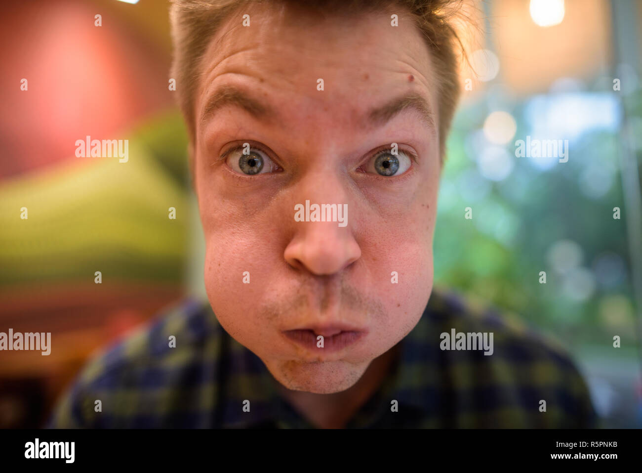 Beau jeune homme touristiques selfies point de vue personnel Banque D'Images