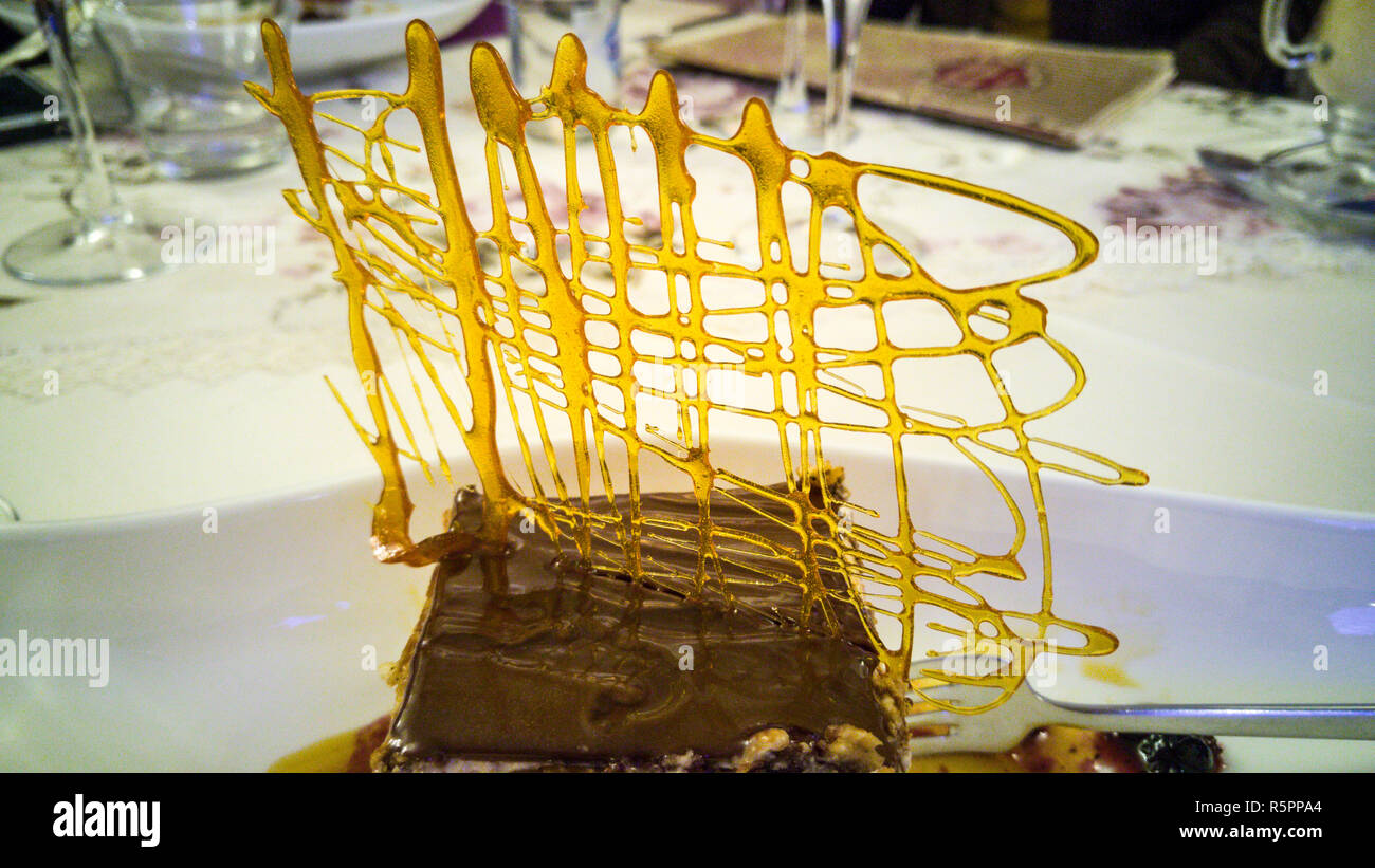 Tiramisu gâteau décoré avec du caramel croustillant artistique. Banque D'Images