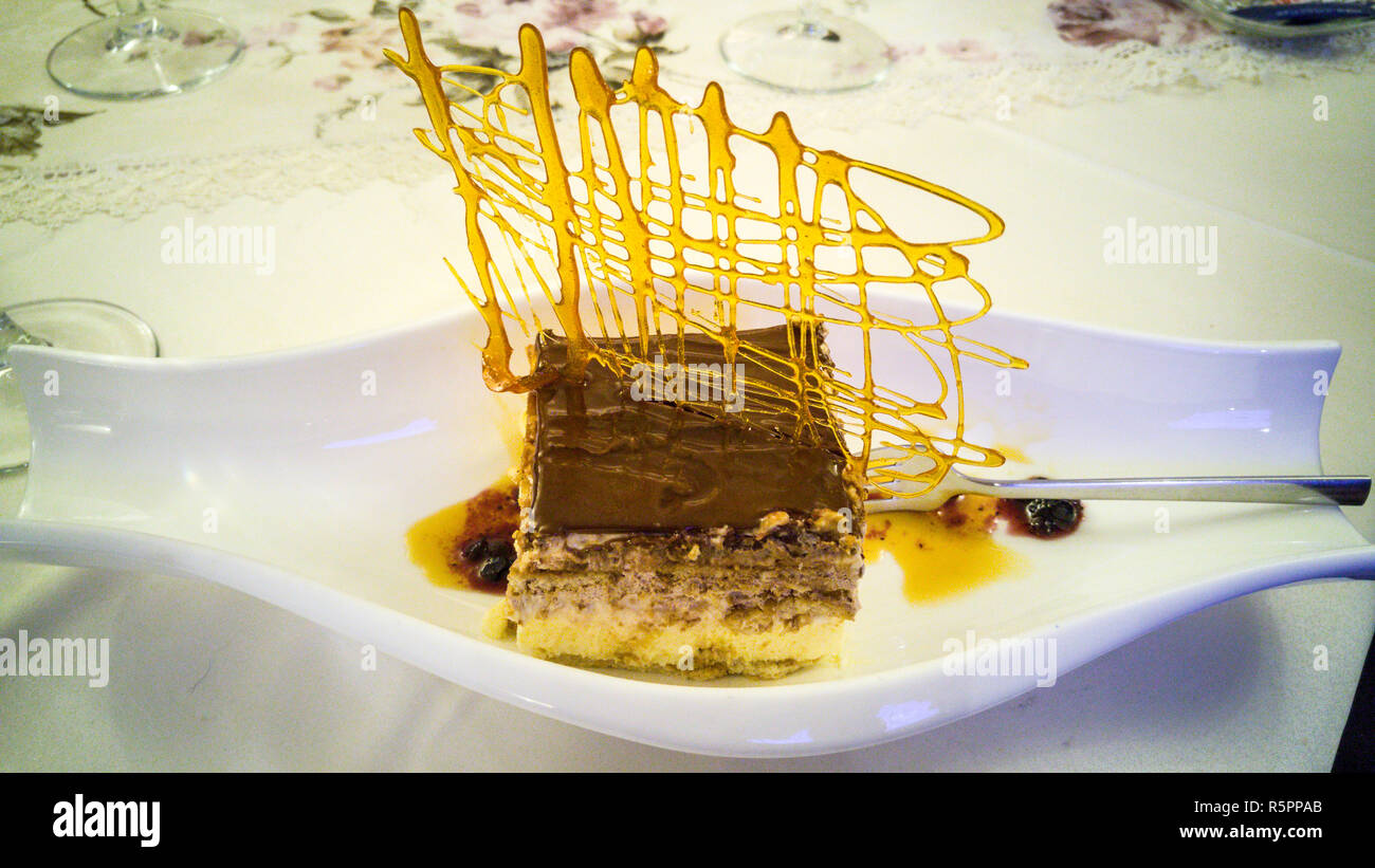 Tiramisu gâteau décoré avec du caramel croustillant artistique. Banque D'Images