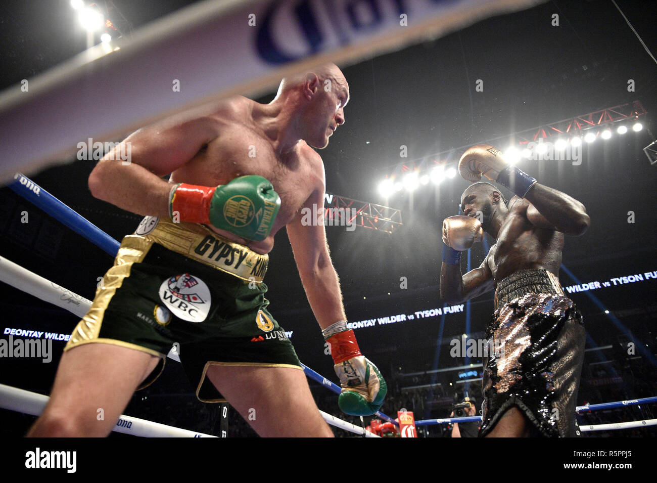 Deontay Wilder et Tyson Fury au cours de la WBC Heavyweight Championship match au Staples Center de Los Angeles. Banque D'Images