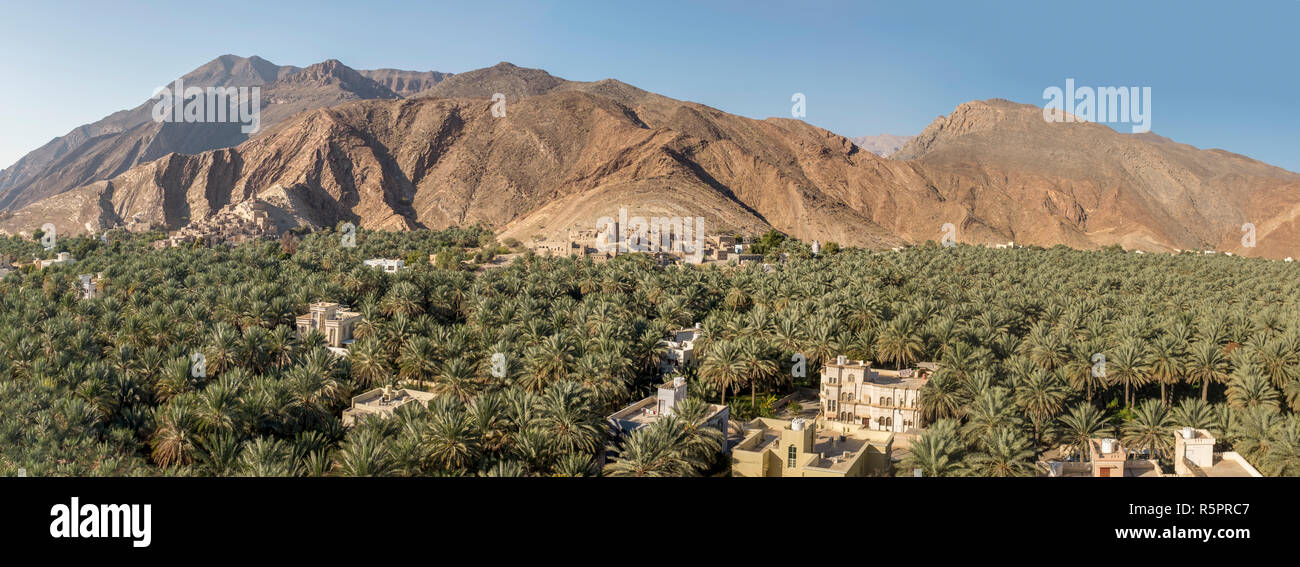 Le 17ème siècle, village de Birkat Al Mawz entouré par les plantations de palmier dans le Sultanat d'Oman Banque D'Images